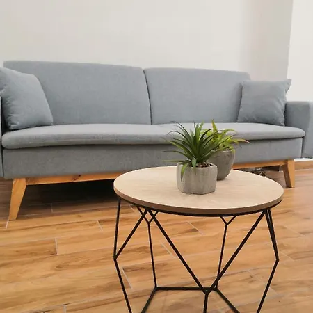 & Renovated 3-bedroom Flat Apartment *