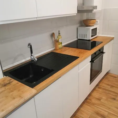 Apartment & Renovated 3-bedroom Flat Malaga